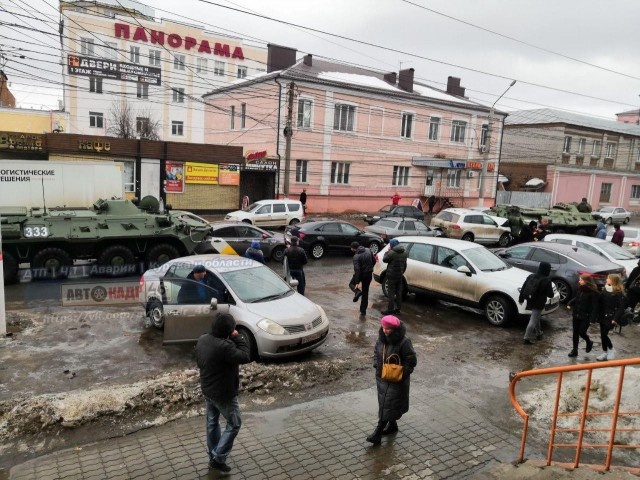 В Курске между двумя БТРами оказались зажаты четыре гражданских автомобиля (7 фото + видео)