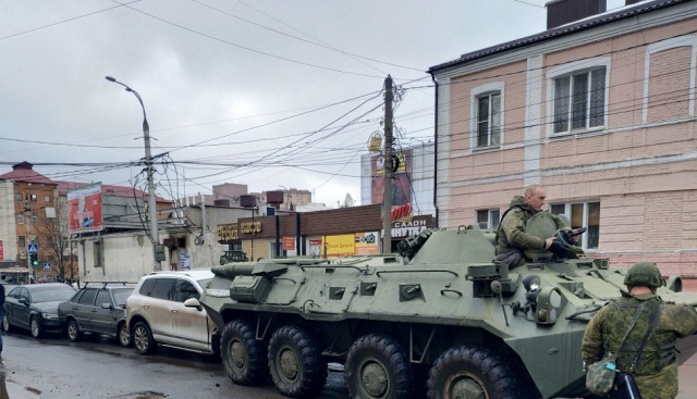 В Курске между двумя БТРами оказались зажаты четыре гражданских автомобиля (7 фото + видео)
