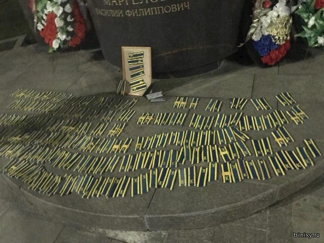 Рязанские курсанты-десантники выложили погоны у памятника Маргелову (4 фото)