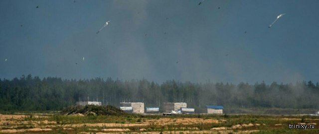 Столкновение авиабомб ОФАБ-500ШР в воздухе запечатлели на фото (4 фото)