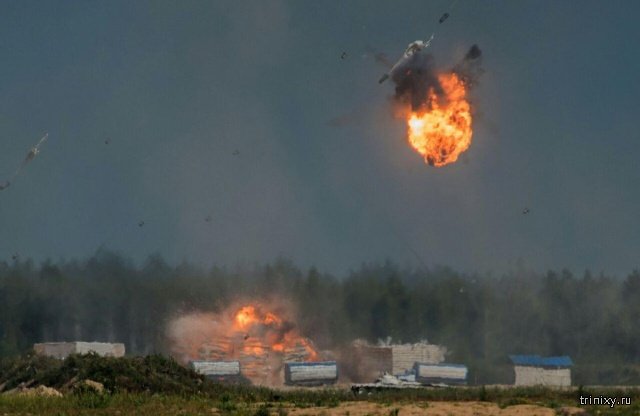 Столкновение авиабомб ОФАБ-500ШР в воздухе запечатлели на фото (4 фото)