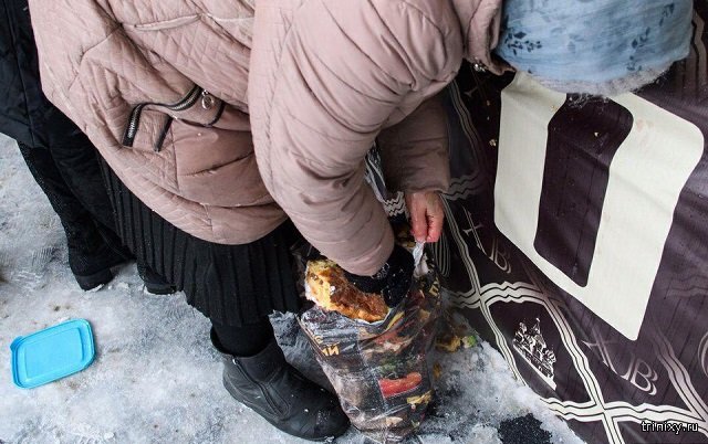 В Екатеринбурге испекли 4-тонный кулич. Люди распихивали его по сумкам (3 фото)