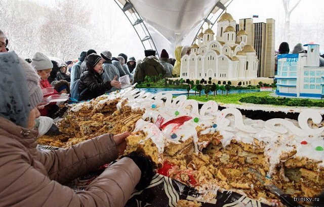 В Екатеринбурге испекли 4-тонный кулич. Люди распихивали его по сумкам (3 фото)