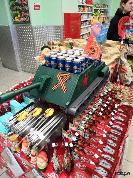 В преддверии 9 мая в одном из магазинов Ноябрьска поставили "пивной танк"