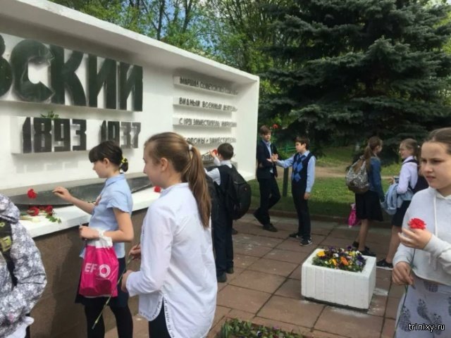 В Москве школьники возложили цветы к памятнику Тухачевскому в рамках празднования Дня победы (2 фото)