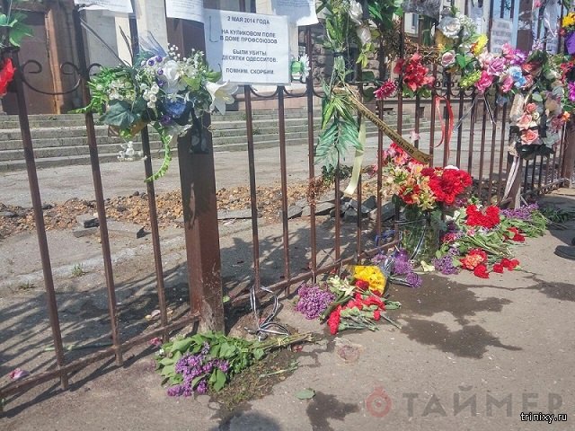Вандалы сожгли памятные таблички и цветы у Дома профсоюзов в Одессе