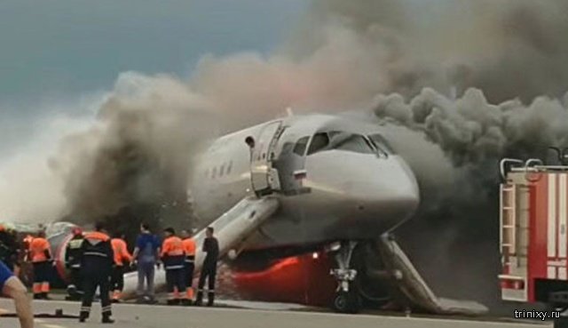 Пилот горящего в Шереметьево самолета сначала выбрался из кабины по тросу, а затем попытался вернуться обратно (5 фото)