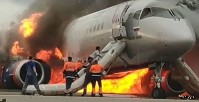 Пилот горящего в Шереметьево самолета сначала выбрался из кабины по тросу, а затем попытался вернуться обратно (5 фото)