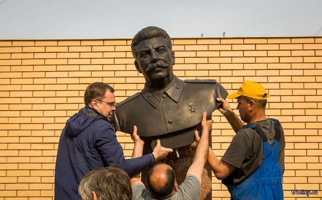 В Новосибирске установили памятник Сталину (7 фото)