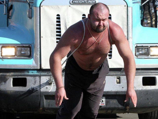 За победу! Пауэрлифтер из России протащил на себе трактор весом 18 тонн