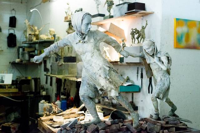 Британец создает скульптуры про Вторую мировую войну в стиле советского реализма (9 фото)