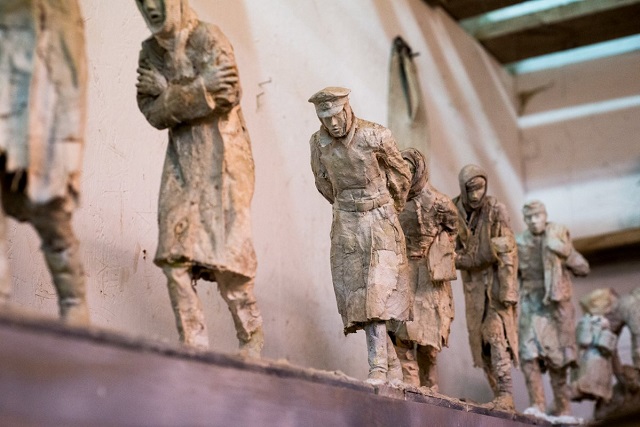 Британец создает скульптуры про Вторую мировую войну в стиле советского реализма (9 фото)