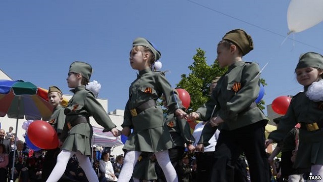 Наряжать детей в военную форму в День Победы - это патриотизм или карнавал? Мнения людей (7 фото)