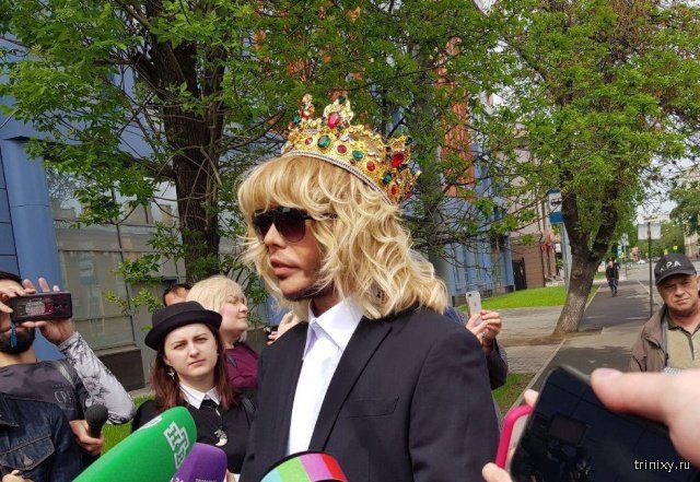 Сергей Зверев пришел на суд в короне. Его оштрафовали за пикет для защиты Байкала (2 фото)