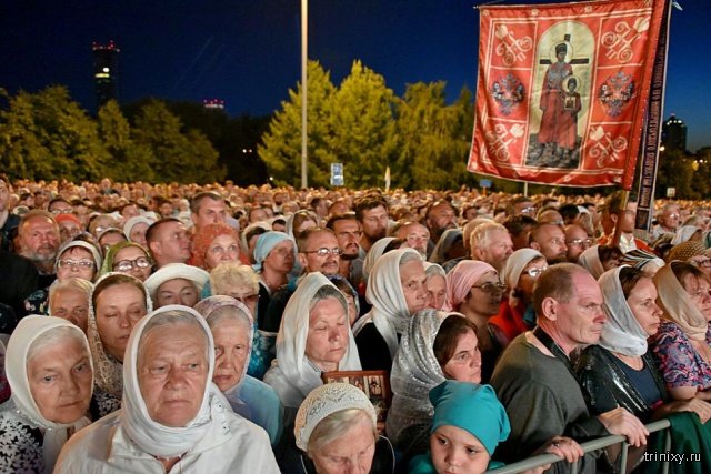 Тысячи сторонников строительства храма вышли на улицы Екатеринбурга. Или нет? (3 фото)