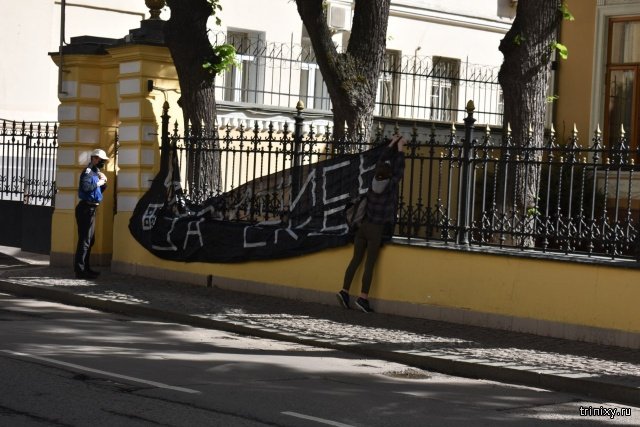 На заборе резиденции патриарха Кирилла в Москве появился баннер "Извинись за Екатеринбург" (3 фото)