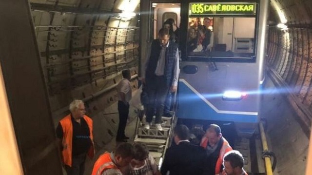 В московском метро на два часа застряли три поезда с пассажирами