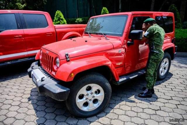 Конфискованные автомобили мексиканских преступников продадут с аукциона, чтобы помочь бедным (12 фото)