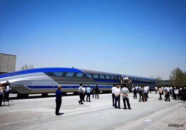 Прототип китайского поезда на магнитной подушке. Он сможет развивать скорость в 600 км/ч (12 фото + видео)