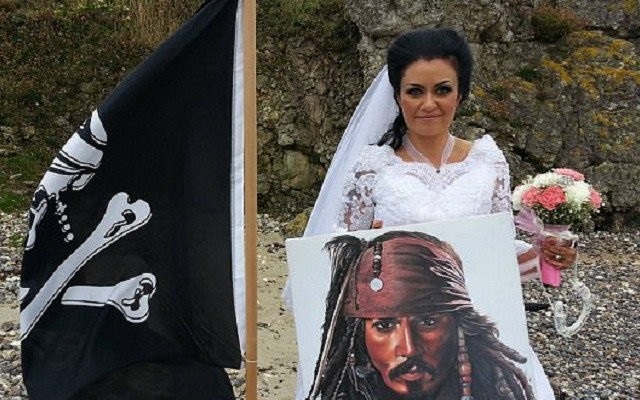 47-летняя ирландка вышла замуж за 300-летнего призрака пирата и чуть не умерла (6 фото)