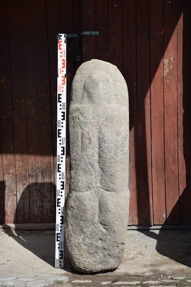 В Харовском районе нашли 300-килограммового каменного идола в придорожной канаве (3 фото)