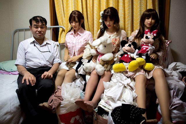 Слишком много работы. В Японии растет число великовозрастных девственников (4 фото)