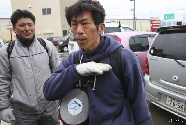 Житель Японии, который не испугался цунами (3 фото)