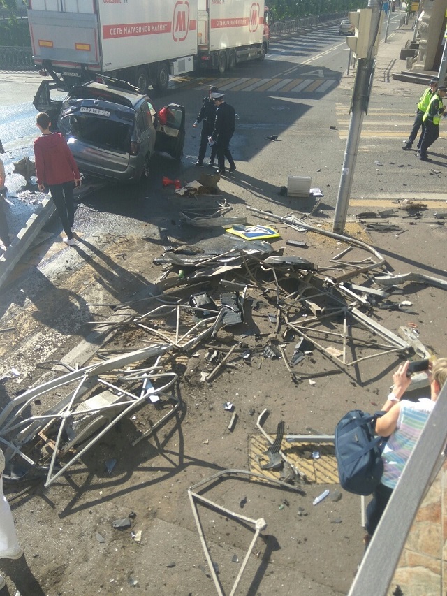 Авария внедорожника BMW, в которой может быть замешан блогер Давидыч (8 фото + 3 видео)