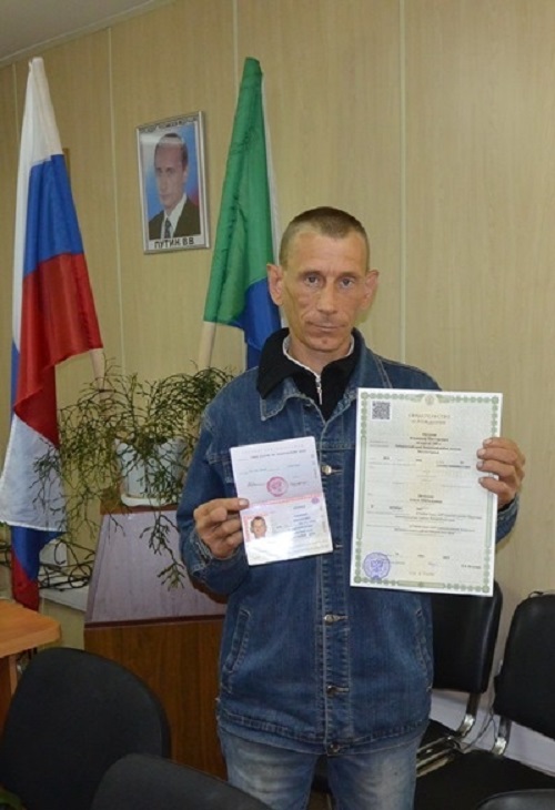 Дождался. Мужчина из Хабаровского края получил паспорт в возрасте 33 лет (3 фото)