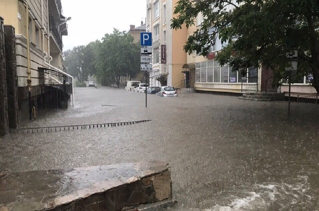 Непогода превратила Севастополь в Венецию (16 фото + 2 видео)