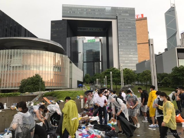 Участники протеста в Гонконге вновь вышли на улицы, чтобы убрать за собой мусор (9 фото)