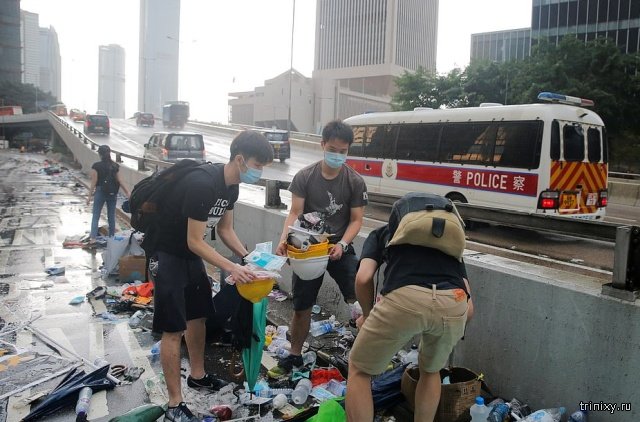 Участники протеста в Гонконге вновь вышли на улицы, чтобы убрать за собой мусор (9 фото)