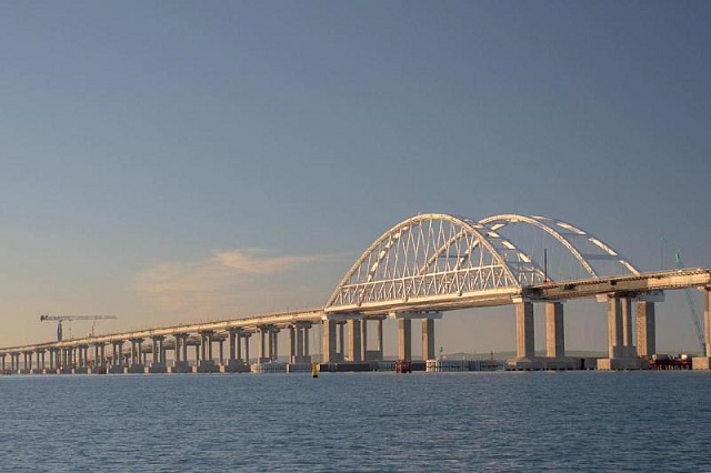 На Крымском мосту построили первый железнодорожный путь