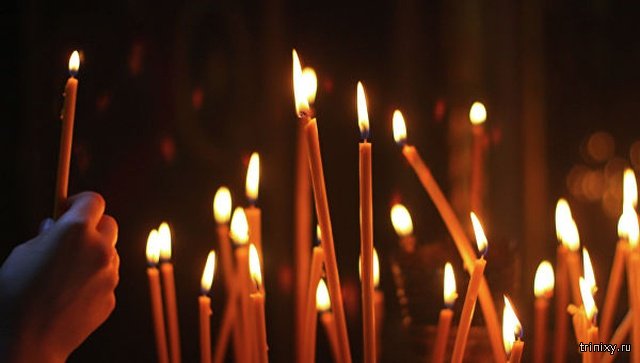У нас со своим нельзя. У россиянки потребовали тысячу рублей, чтобы она могла поставить свечу, купленную не в храме (2 фото)