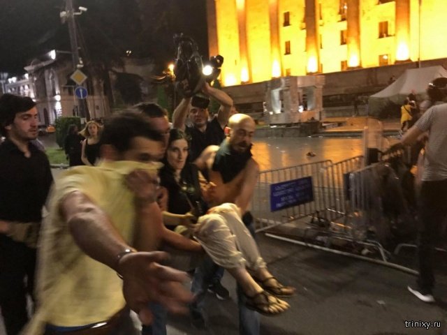 Протест перед зданием парламента в Тбилиси. Общество недовольно тем, что сессию генассамблеи МАП открыл российский депутат (10 фото + 5 видео)