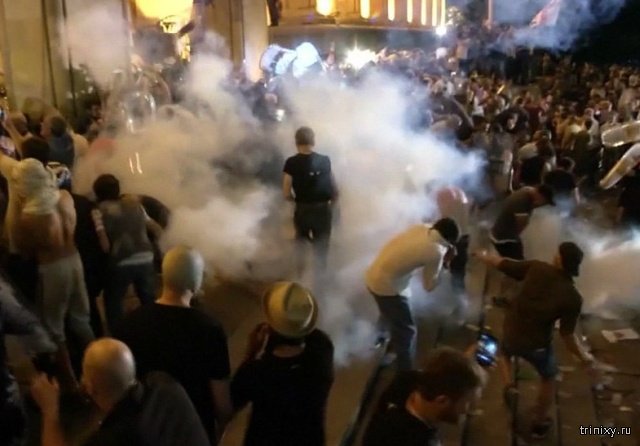 Протест перед зданием парламента в Тбилиси. Общество недовольно тем, что сессию генассамблеи МАП открыл российский депутат (10 фото + 5 видео)