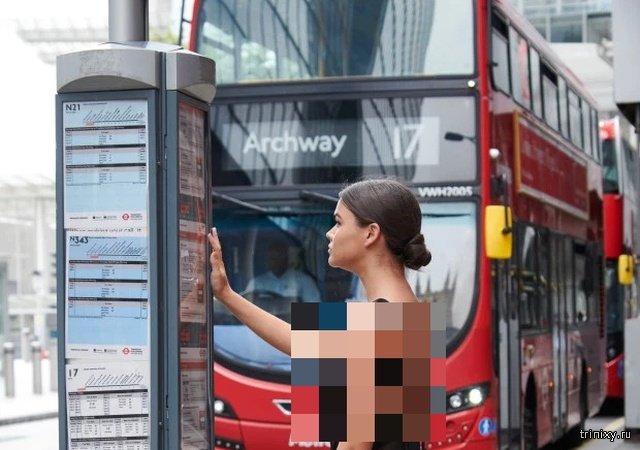 Смелый эксперимент: прогуляться по центру Лондона в прозрачном платье (13 фото)