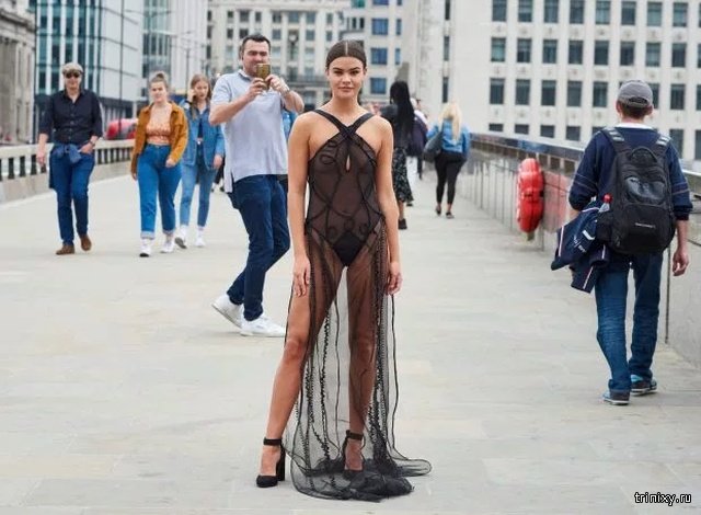 Смелый эксперимент: прогуляться по центру Лондона в прозрачном платье (13 фото)