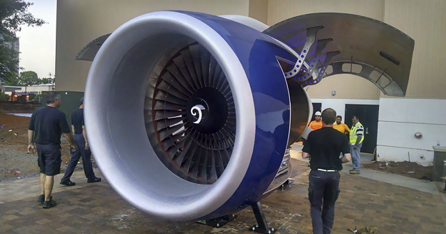 Авиатехники из США превратили двигатель самолета в "реактивный" гриль-барбекю (5 фото + видео)