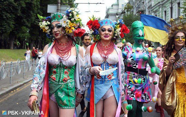 В Киеве представители ЛГБТ провели "Марш равенства"  (17 фото)