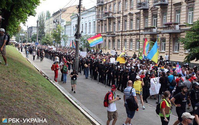 В Киеве представители ЛГБТ провели "Марш равенства"  (17 фото)