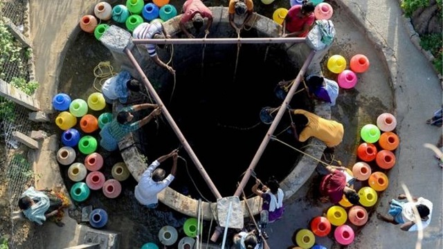 В 9-миллионном индийском городе Ченнаи закончилась вода (4 фото)