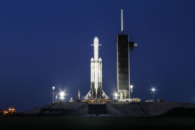 SpaceX произвела успешный запуск Falcon Heavy и впервые "поймала" носовой обтекатель (4 фото + видео)