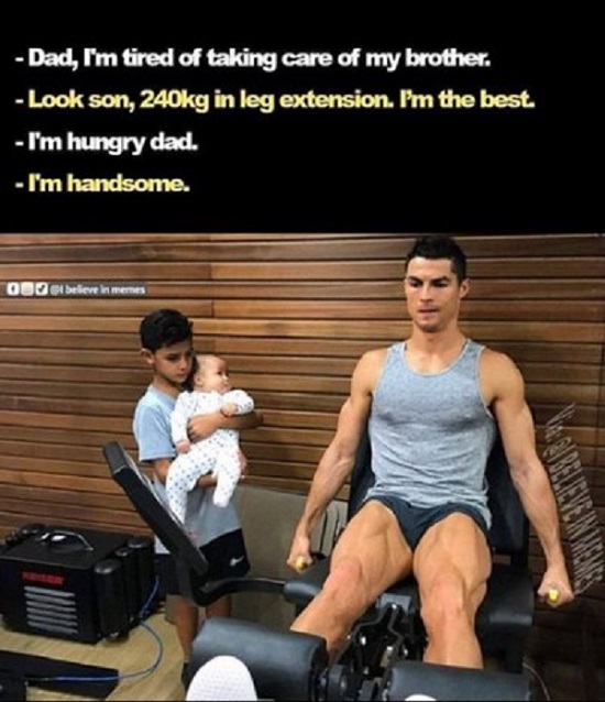 Криштиану Роналду выложил фото, на котором он отдыхает со своей семьей и нарвался на троллинг в Сети (9 фото)