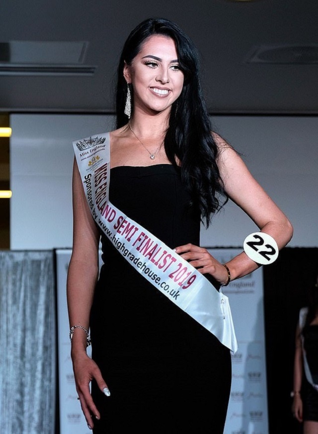Участницы конкурса "Мисс Англия" показали, как они выглядят без макияжа (12 фото)