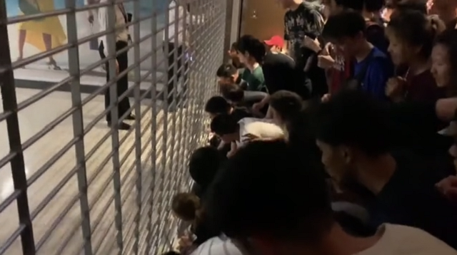 Шопинговое безумие в одном из ТЦ Сингапура (2 видео)