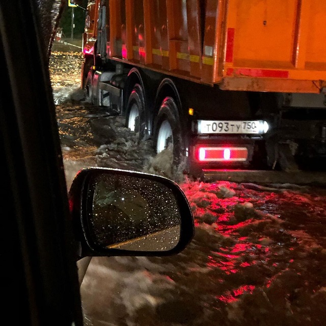 Из-за ремонта дорог и непогоды возле Шереметьево начался потоп (7 фото + 3 видео)