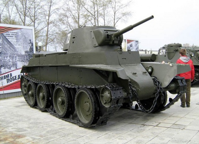 Найденный в Новгородской области танк БТ–7 вернули к жизни (12 фото)