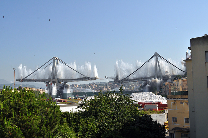 Запланированное разрушение моста Моранди (10 фото + видео)