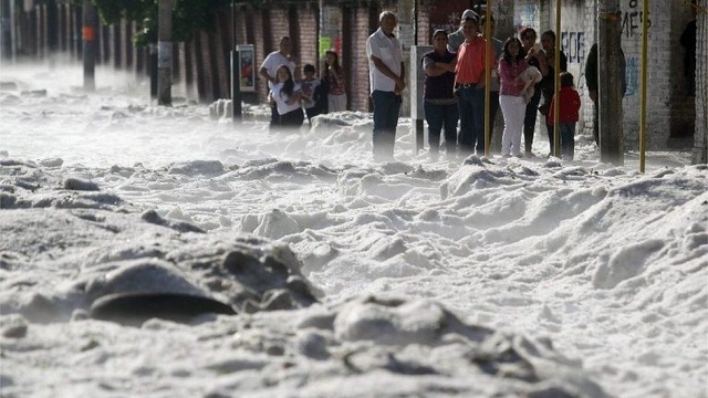 В Мексике город покрылся полутораметровым слоем льда из-за аномального града (10 фото + 2 видео)